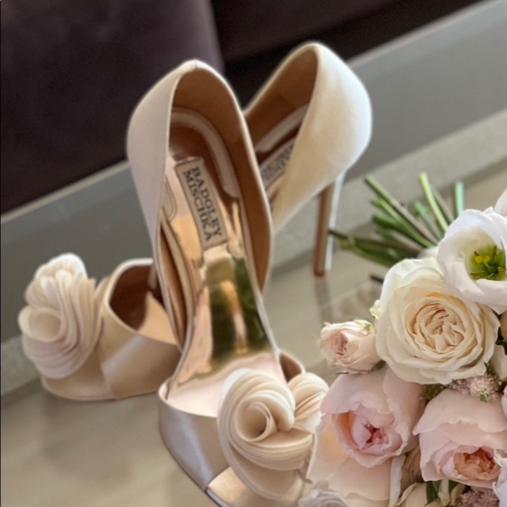 Badgley Mischka off white silk shoes, size 8M, silk flower accent, 4 inch heel